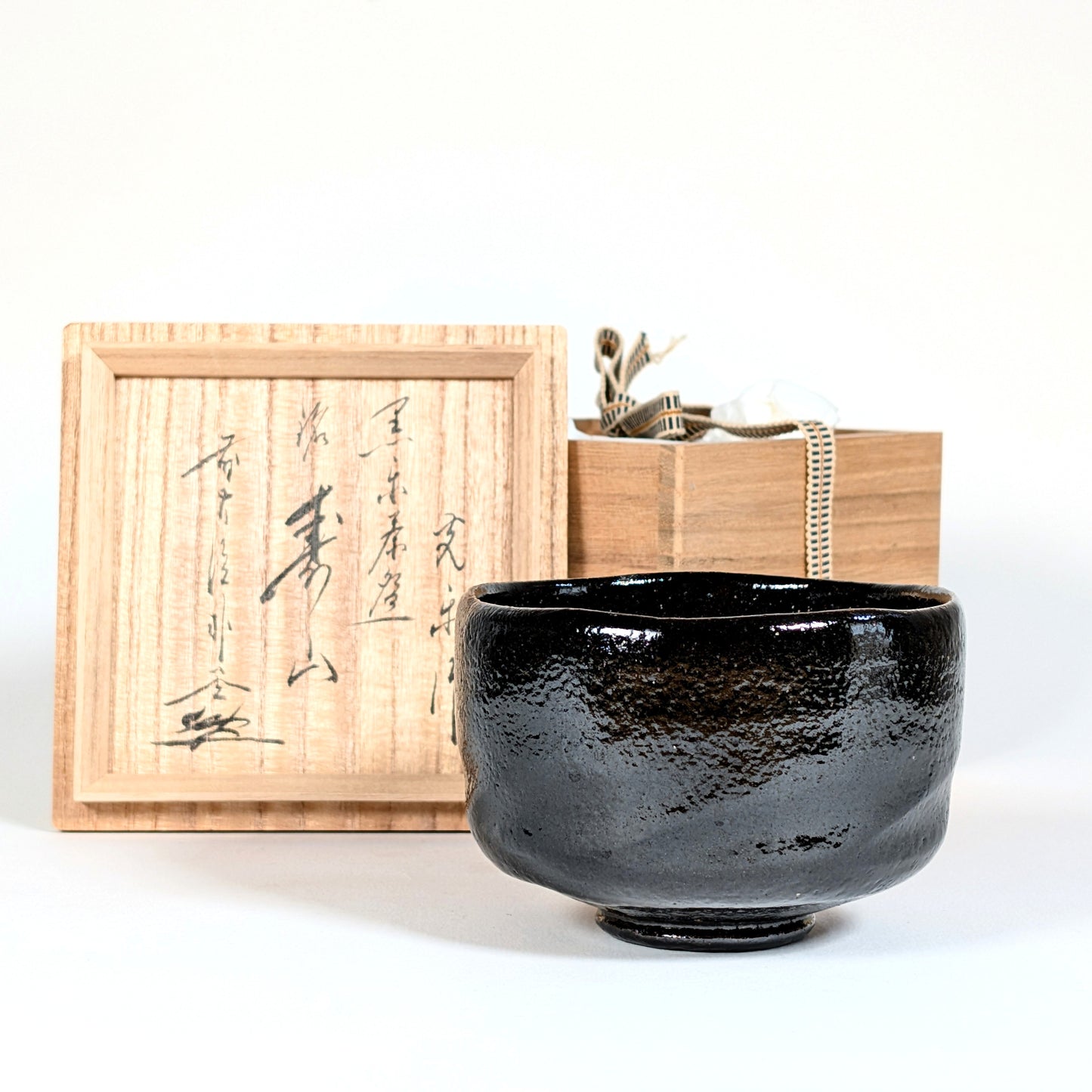 Chawan Juzan 寿山 de Watanabe Kōraku avec kiribako, kakitsuke de Satō Bokudō et calligraphie zen du Daitoku-ji.