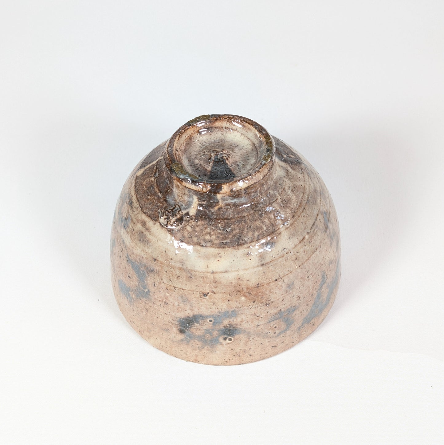 Dessous du chawan Hagi de Kaneko Shōen, futur Kaneko Sōfū, montrant le kōdai et la marque du potier.