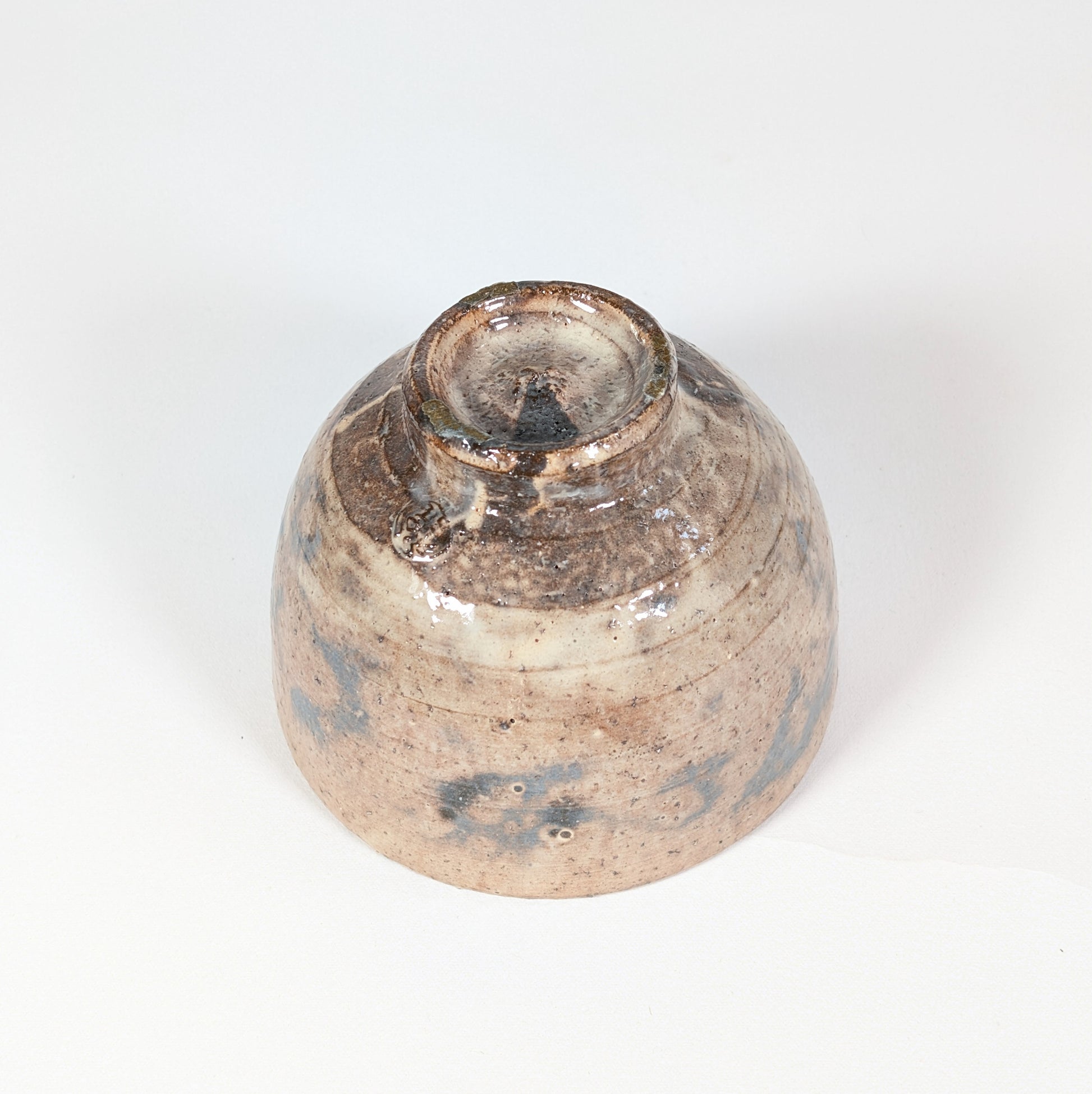 Dessous du chawan Hagi de Kaneko Shōen, futur Kaneko Sōfū, montrant le kōdai et la marque du potier.