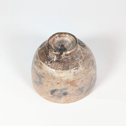 Dessous du chawan Hagi de Kaneko Shōen, futur Kaneko Sōfū, montrant le kōdai et la marque du potier.
