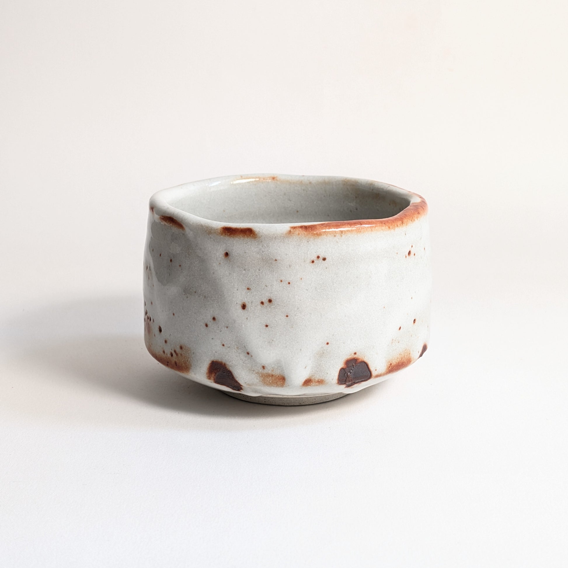 Chawan Keizan-gama 桂山窯 en céramique japonaise Beni Shino, bol à thé authentique avec émail blanc, taches ferrugineuses et texture artisanale.