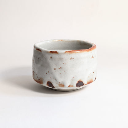 Chawan Keizan-gama 桂山窯 en céramique japonaise Beni Shino, bol à thé authentique avec émail blanc, taches ferrugineuses et texture artisanale.