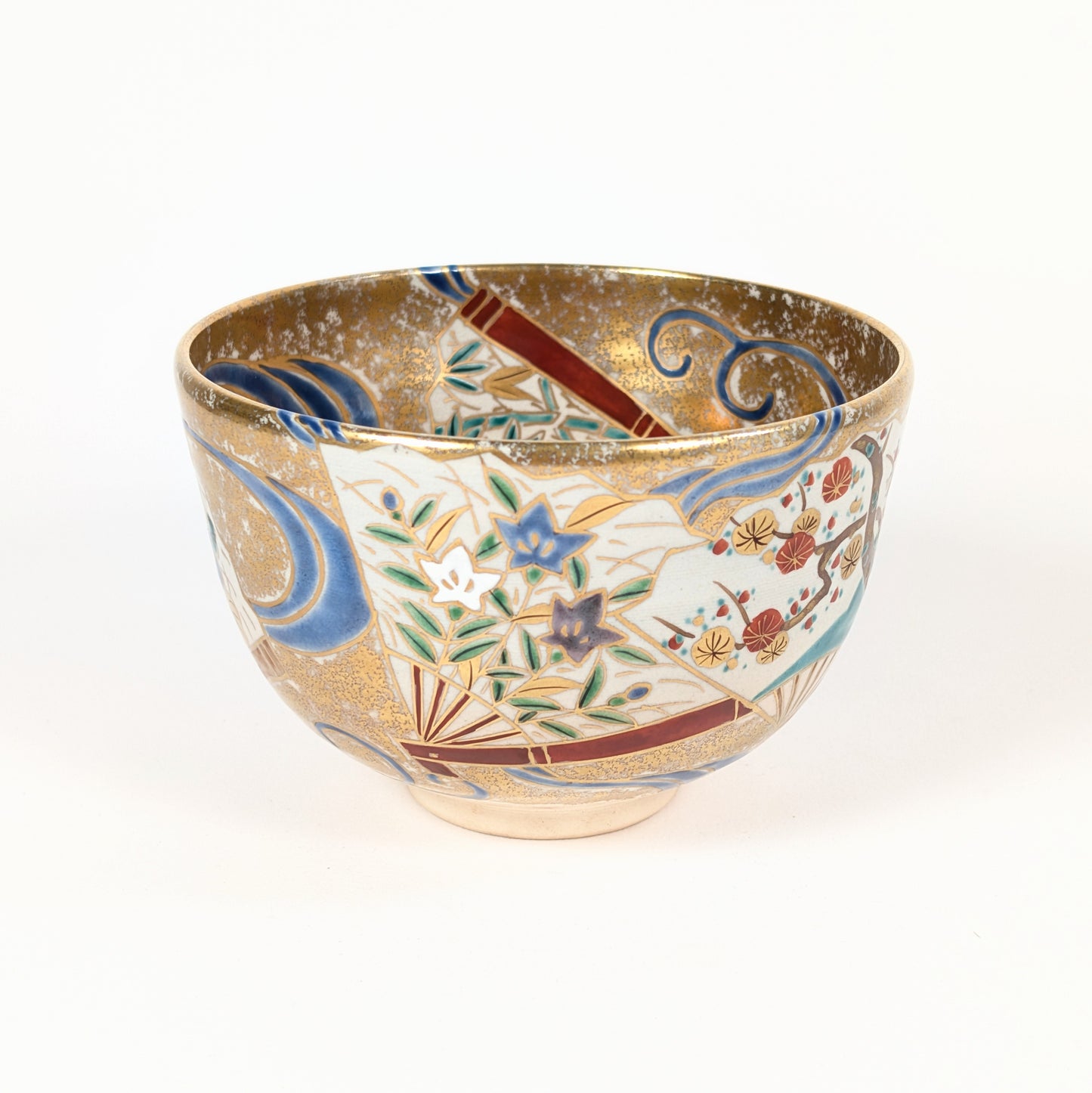 Chawan de forme komogai-nari en céramique de Kyoto, décoré de campanules kikyō, de prunier et de vagues dans le style Ninsei.