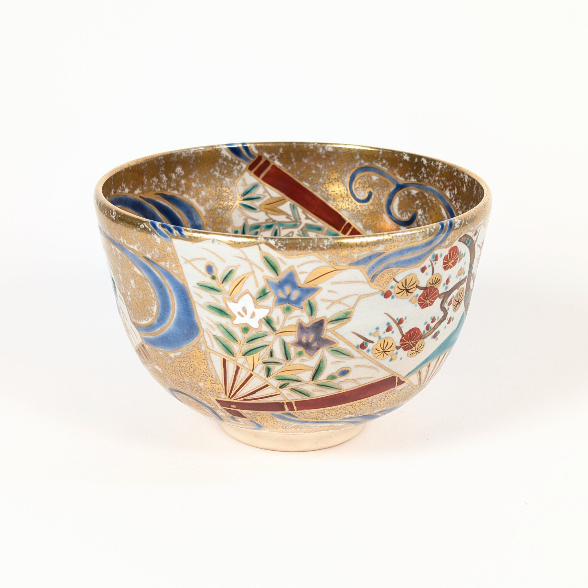 Chawan de forme komogai-nari en céramique de Kyoto, décoré de campanules kikyō, de prunier et de vagues dans le style Ninsei.