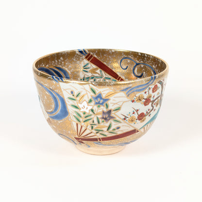 Chawan de forme komogai-nari en céramique de Kyoto, décoré de campanules kikyō, de prunier et de vagues dans le style Ninsei.