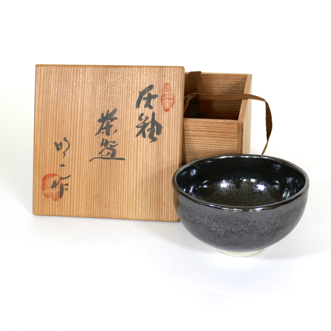 Ensemble complet : chawan Komogai-nari noir et boîte tomobako signée, Seto-yaki, œuvre de Taniguchi Akikazu