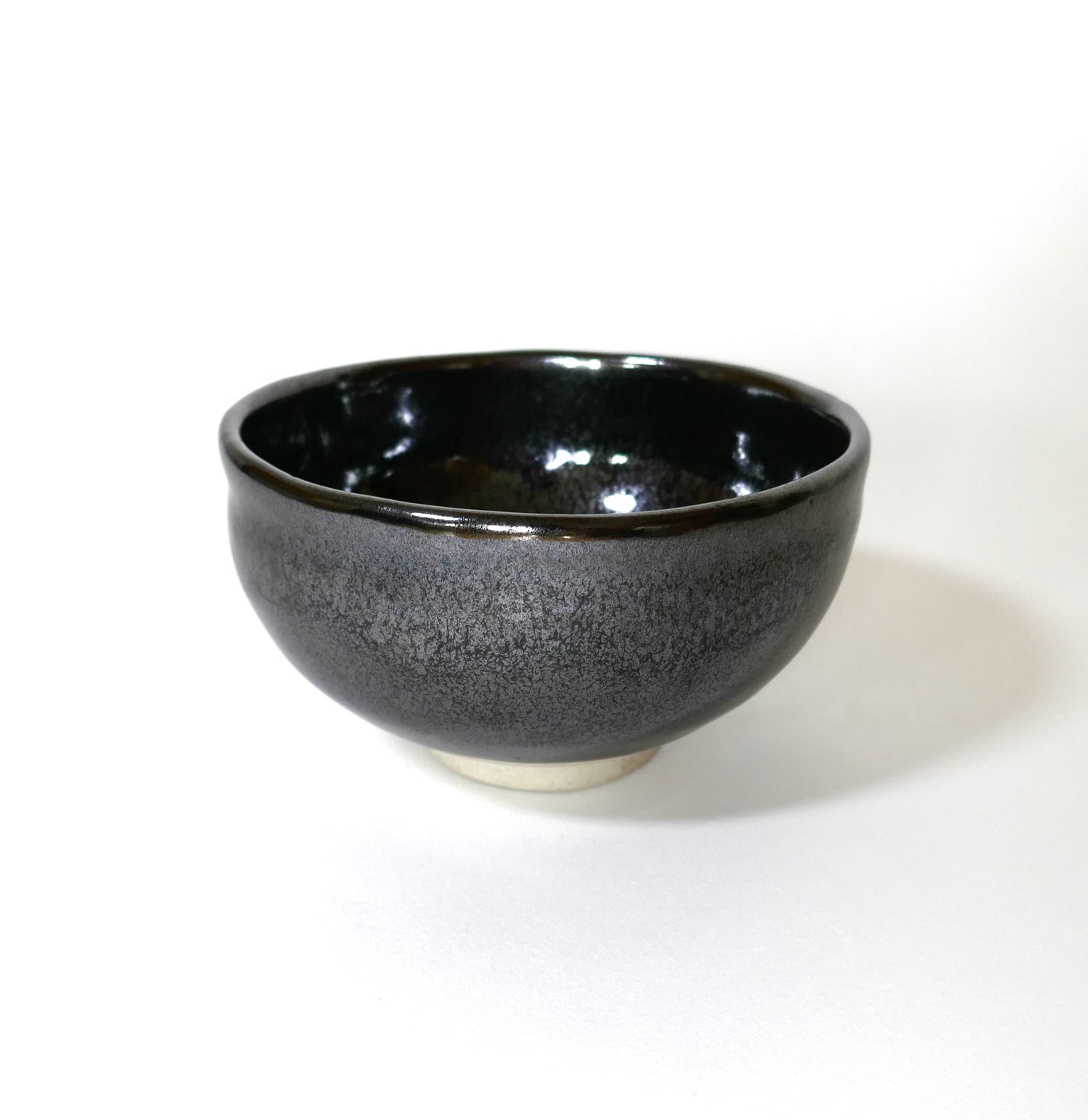 Vue générale du chawan Komogai-nari, bol à thé japonais émaillé à la cendre, Seto-yaki par Taniguchi Akikazu