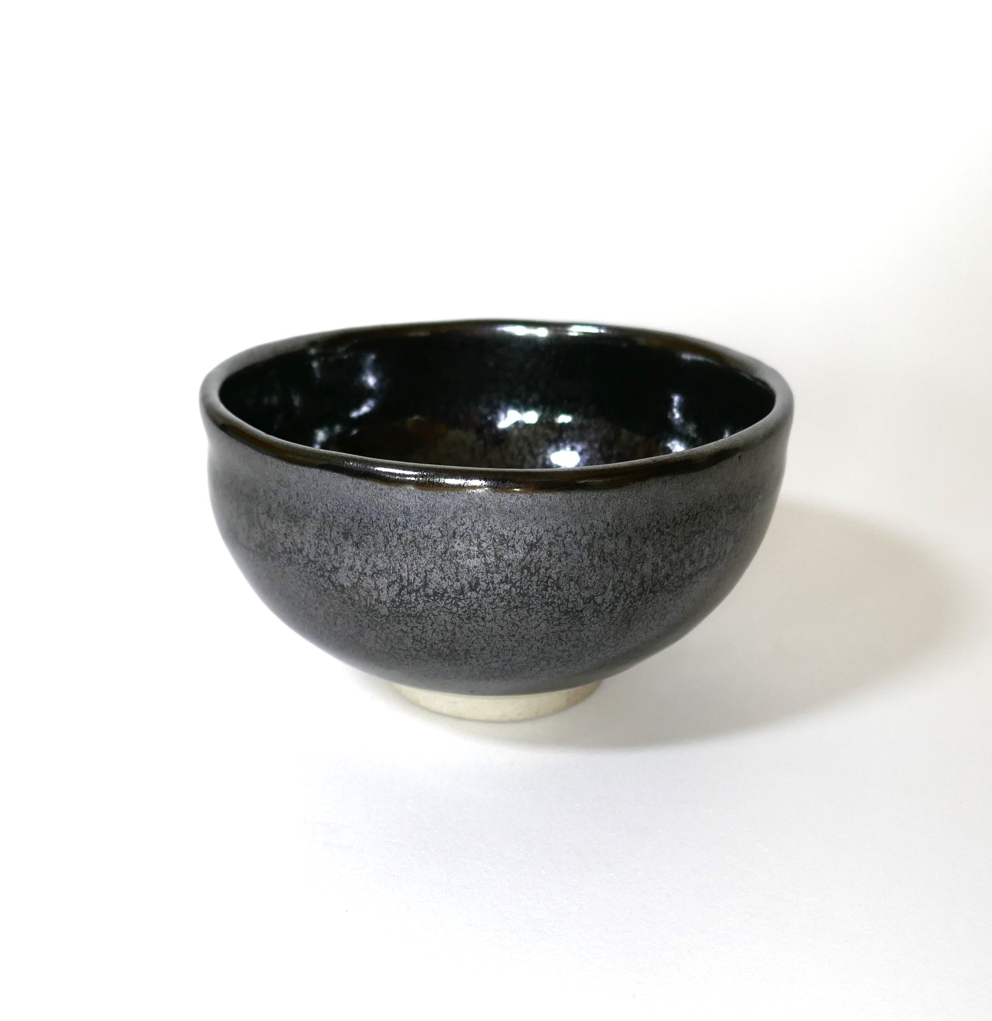 Vue générale du chawan Komogai-nari, bol à thé japonais émaillé à la cendre, Seto-yaki par Taniguchi Akikazu