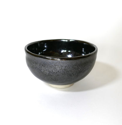 Vue générale du chawan Komogai-nari, bol à thé japonais émaillé à la cendre, Seto-yaki par Taniguchi Akikazu