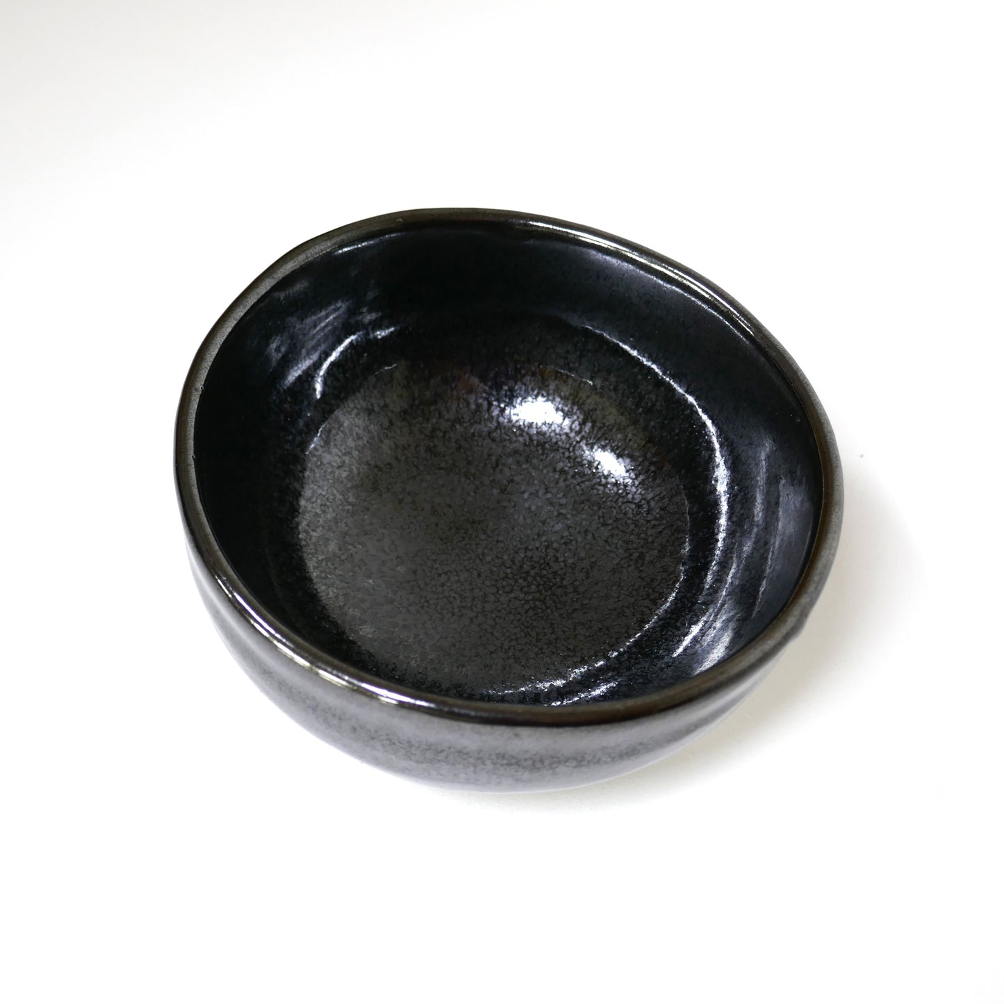 Intérieur avec forme irrégulière wabi sabi du chawan Komogai-nari, glaçure de cendre (haïyu), artisanat japonais Seto-yaki signé Taniguchi Akikazu