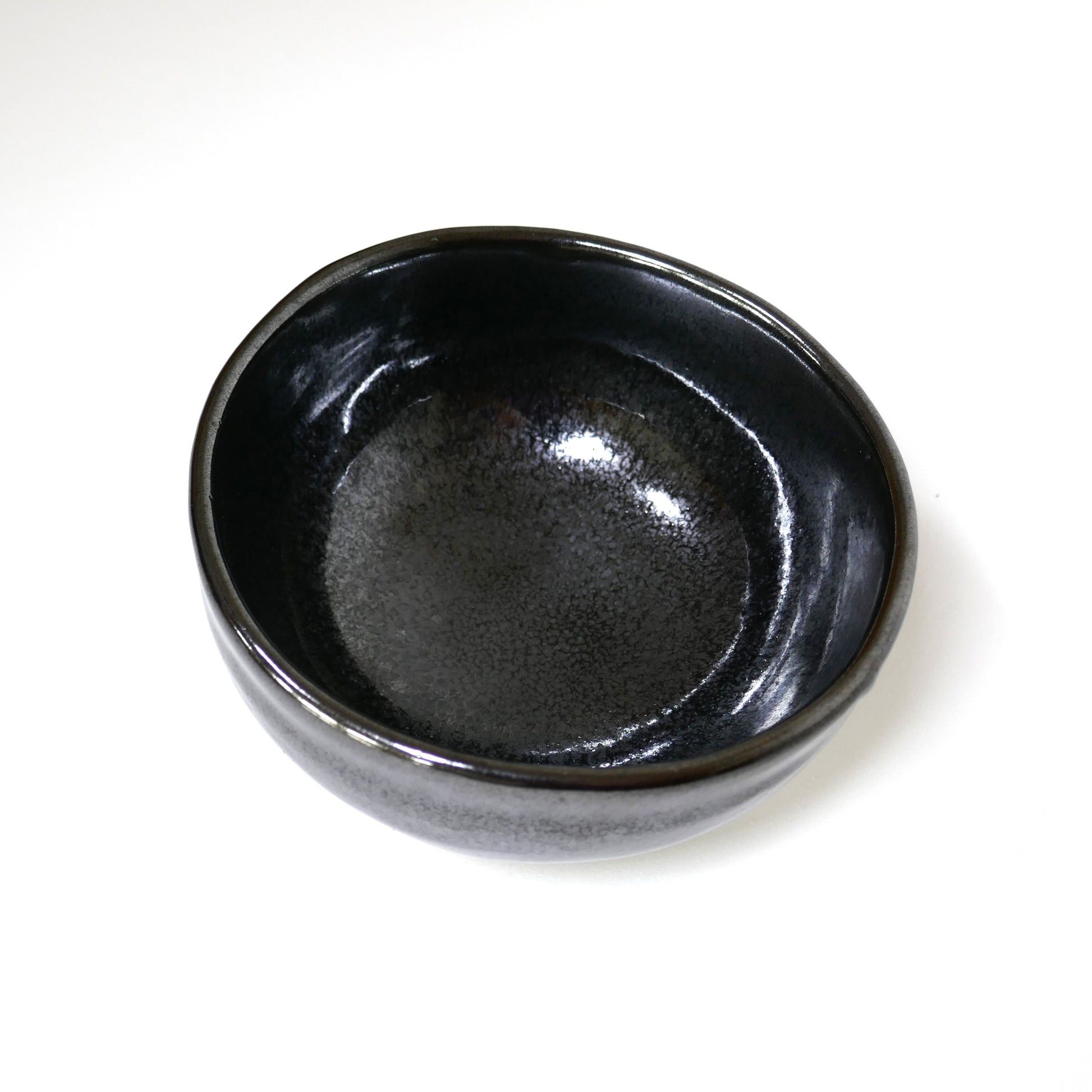 Intérieur avec forme irrégulière wabi sabi du chawan Komogai-nari, glaçure de cendre (haïyu), artisanat japonais Seto-yaki signé Taniguchi Akikazu