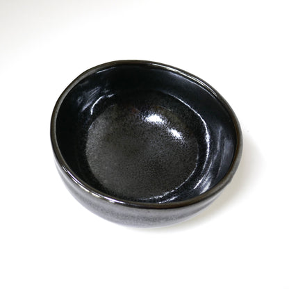 Intérieur avec forme irrégulière wabi sabi du chawan Komogai-nari, glaçure de cendre (haïyu), artisanat japonais Seto-yaki signé Taniguchi Akikazu