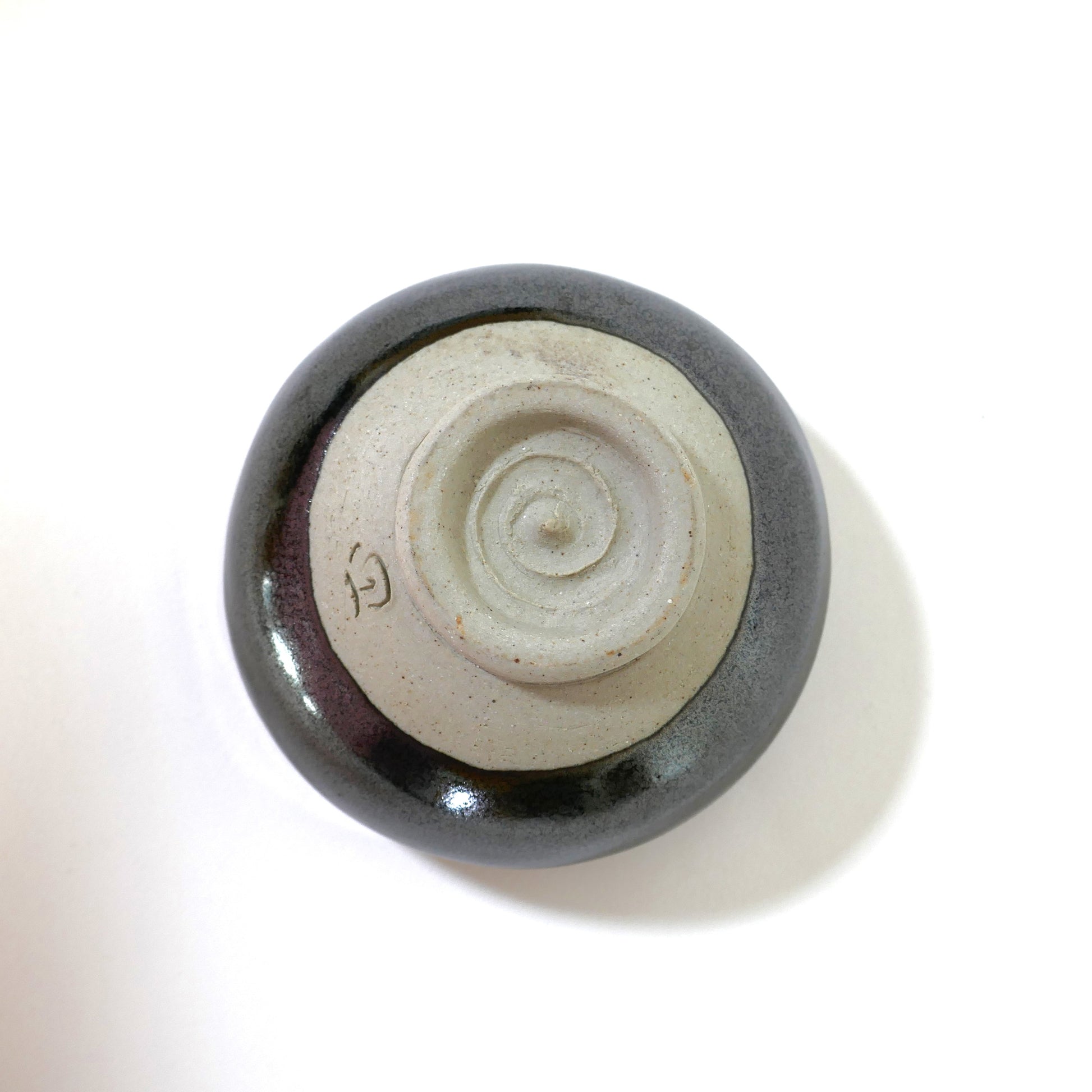 Pied du chawan Komogai-nari Seto-yaki avec signature gravée « Akikazu» – œuvre de Taniguchi Akikazu, four Nichigetsu