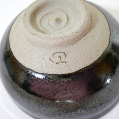 Signature incisée « Akikazu » sous le chawan Komogai-nari en grès, Seto-yaki, four Nichigetsu