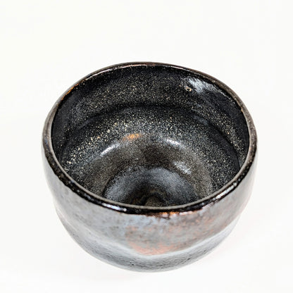 Vue intérieure d’un chawan en kuro raku signé Sasaki Shoraku, céramique Kiyomizu-yaki, artisanat japonais authentique.