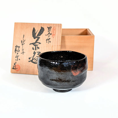 Bol à thé japonnais en kuro raku signé Sasaki Shoraku, présenté avec sa tomobako d’origine calligraphiée.