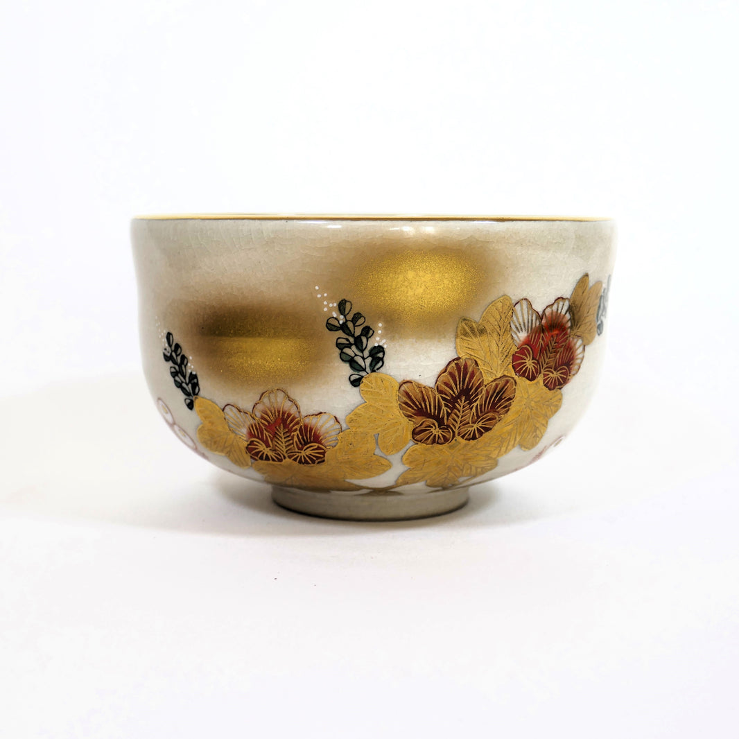 Détail du décor floral doré sur un bol à thé japonais ancien en porcelaine Kutani-yaki