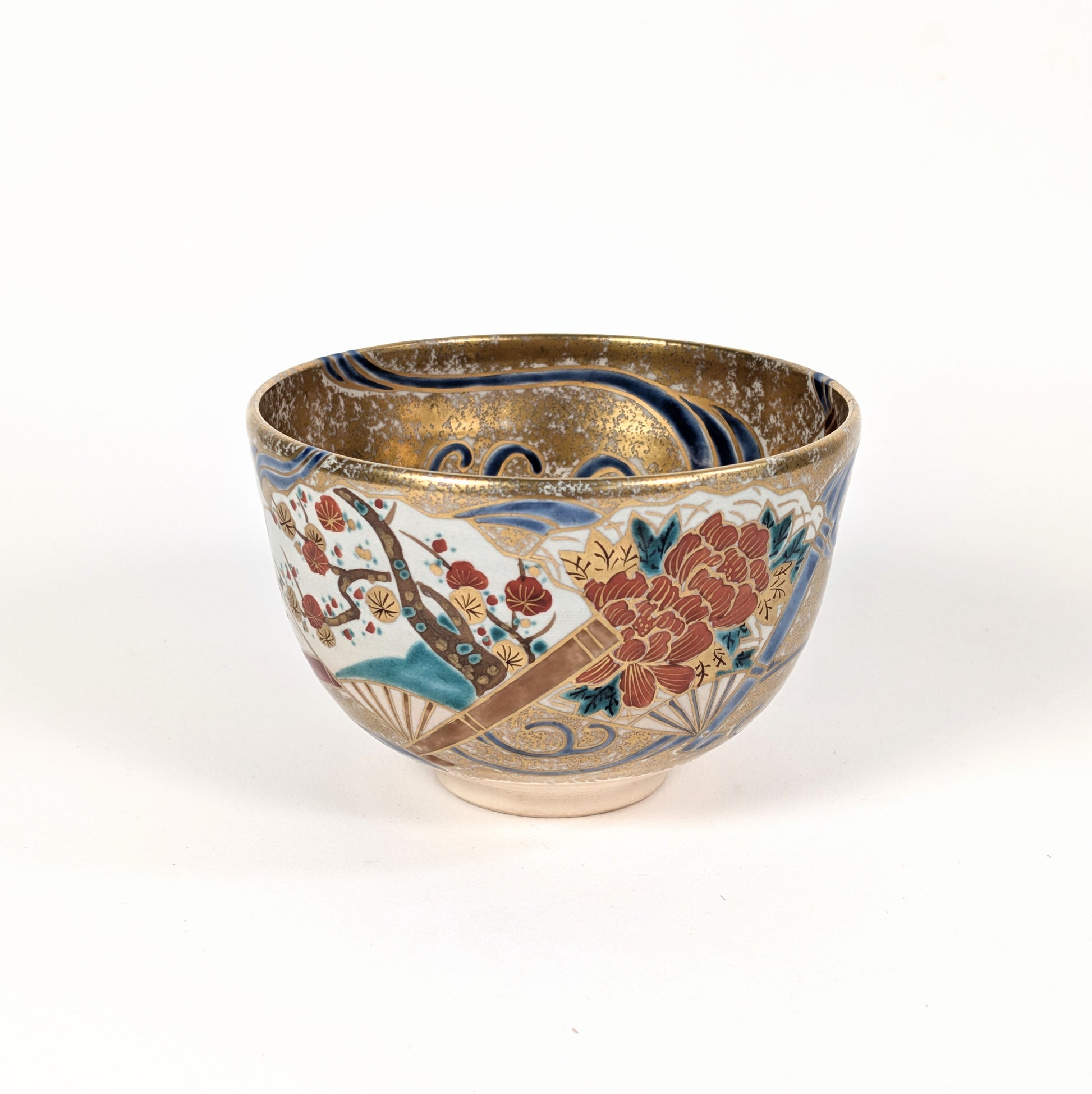 Chawan Kyō-yaki de Shōzaemon décoré en iro-e d’une pivoine, d’un prunier en fleurs, d’éventails et de vagues sur fond kinrande.