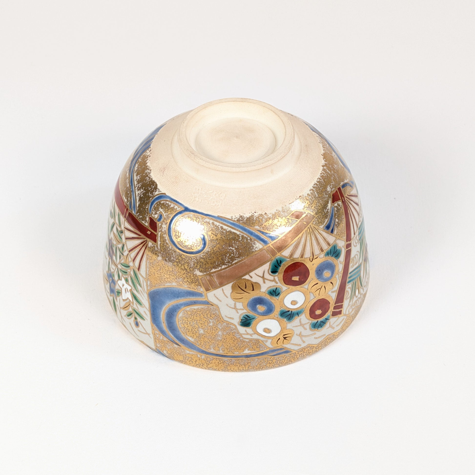 Revers du chawan japonais Kyō-yaki de Shōzaemon, avec pied annulaire, marque du four Oshikōji et décor polychrome doré.