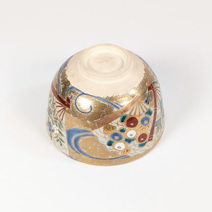 Revers du chawan japonais Kyō-yaki de Shōzaemon, avec pied annulaire, marque du four Oshikōji et décor polychrome doré.