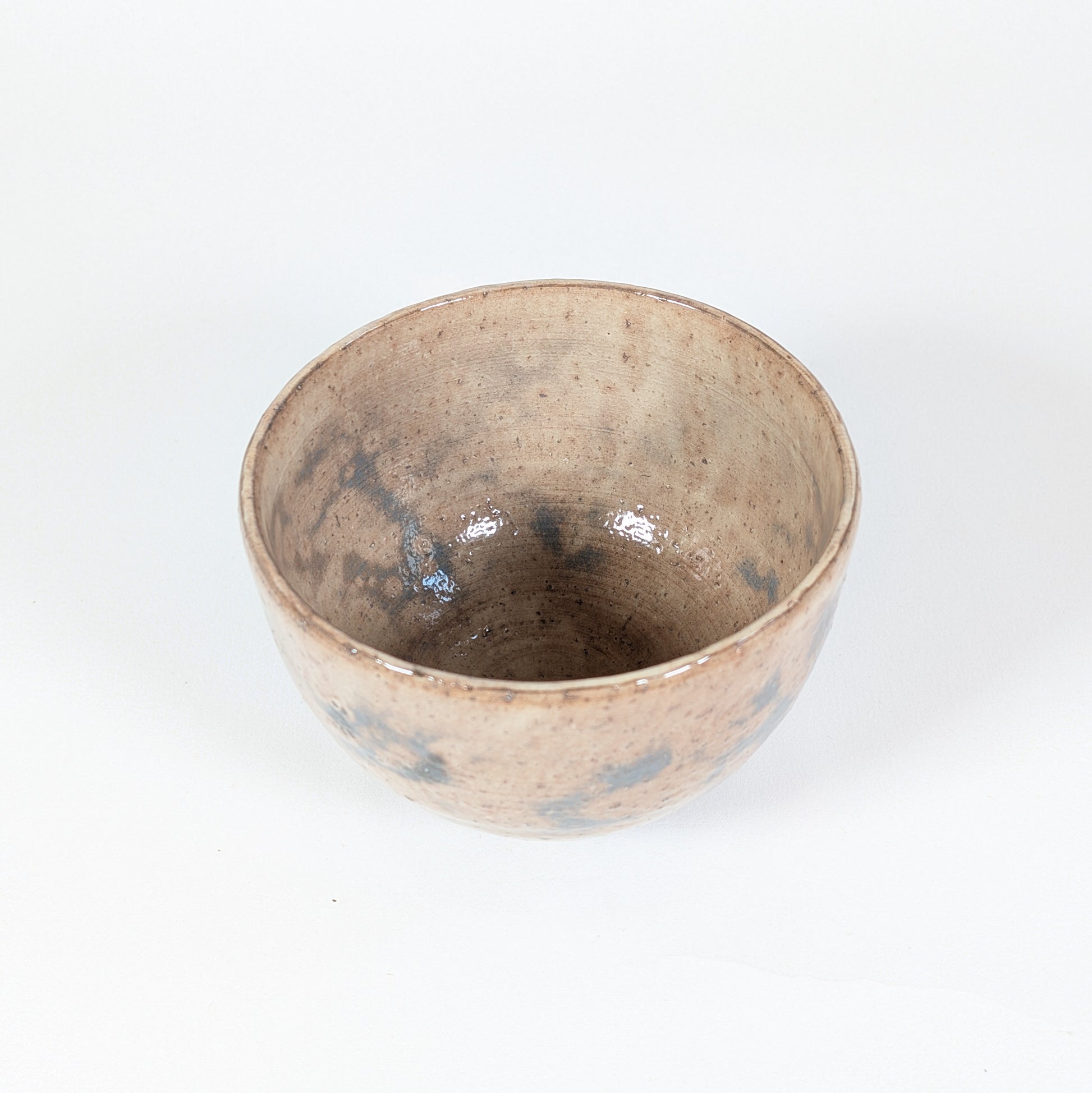Vue intérieure d’un chawan matcha Hagi de Kaneko Shōen, avec traces de tournage et glaçure nuancée typique de la céramique de Hagi.