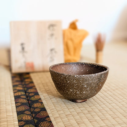 Chawan Shigaraki artisanal présenté sur tatami pour la cérémonie du thé japonaise, œuvre du céramiste Naohiko Koyama
