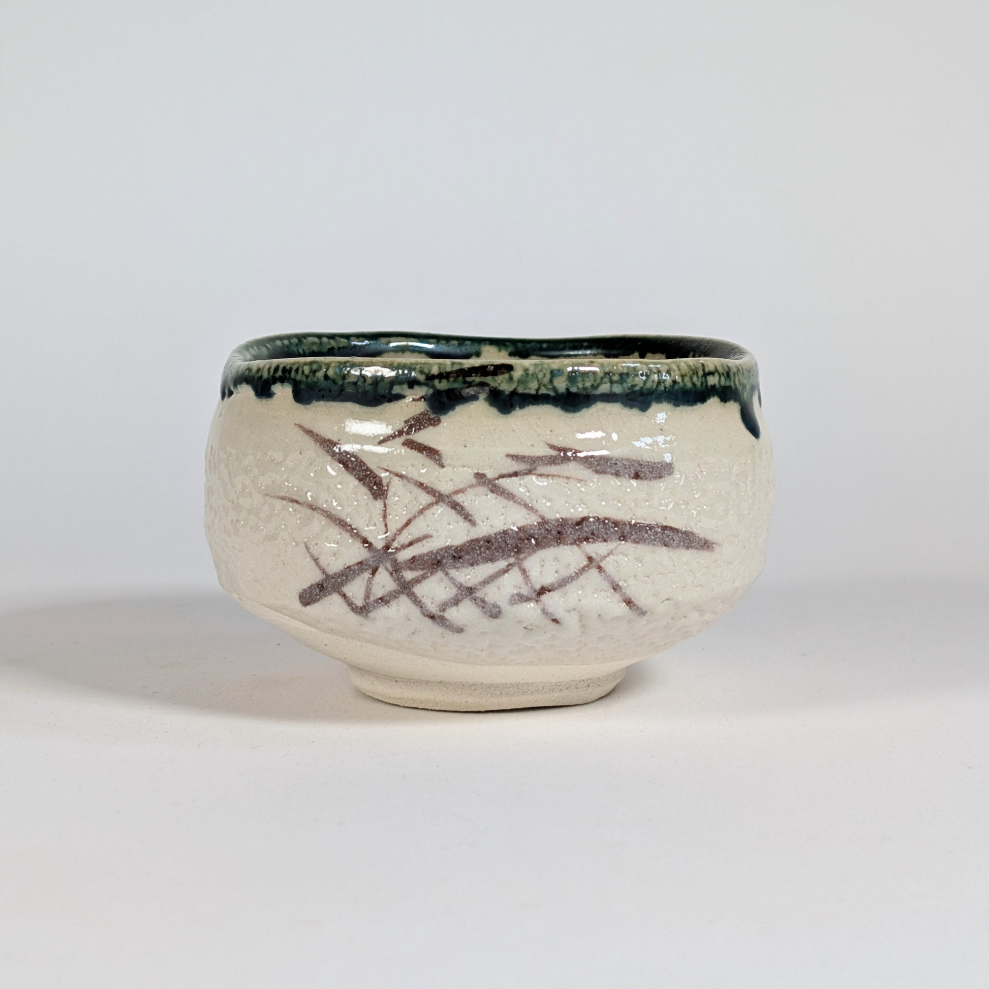 Chawan Mino-yaki Oribe à motifs bruns abstraits, bol japonais pour matcha et cérémonie du thé