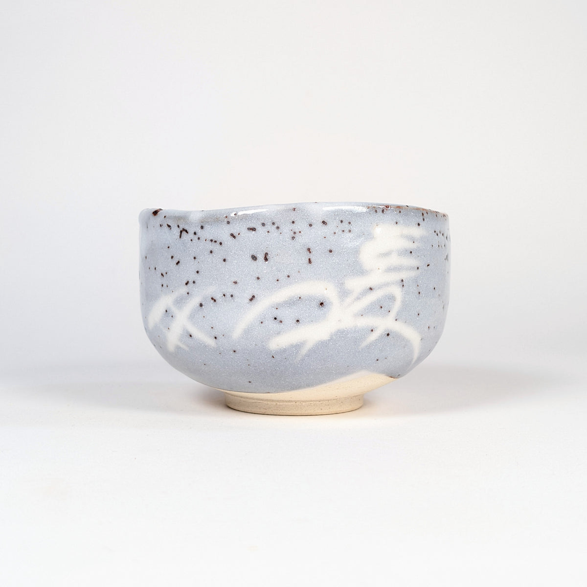 Chawan Nezumi-Shino de Mino, décor blanc en kakiotoshi contrastant avec la glaçure gris souris mouchetée de fer.