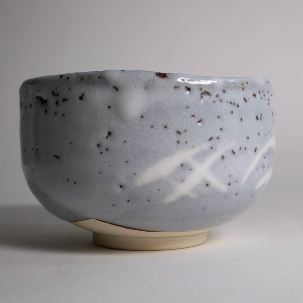 Profil du chawan Nezumi-Shino de Keihō, poterie japonaise authentique de Tajimi issue de la tradition du Mino-yaki.