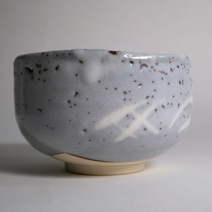 Profil du chawan Nezumi-Shino de Keihō, poterie japonaise authentique de Tajimi issue de la tradition du Mino-yaki.