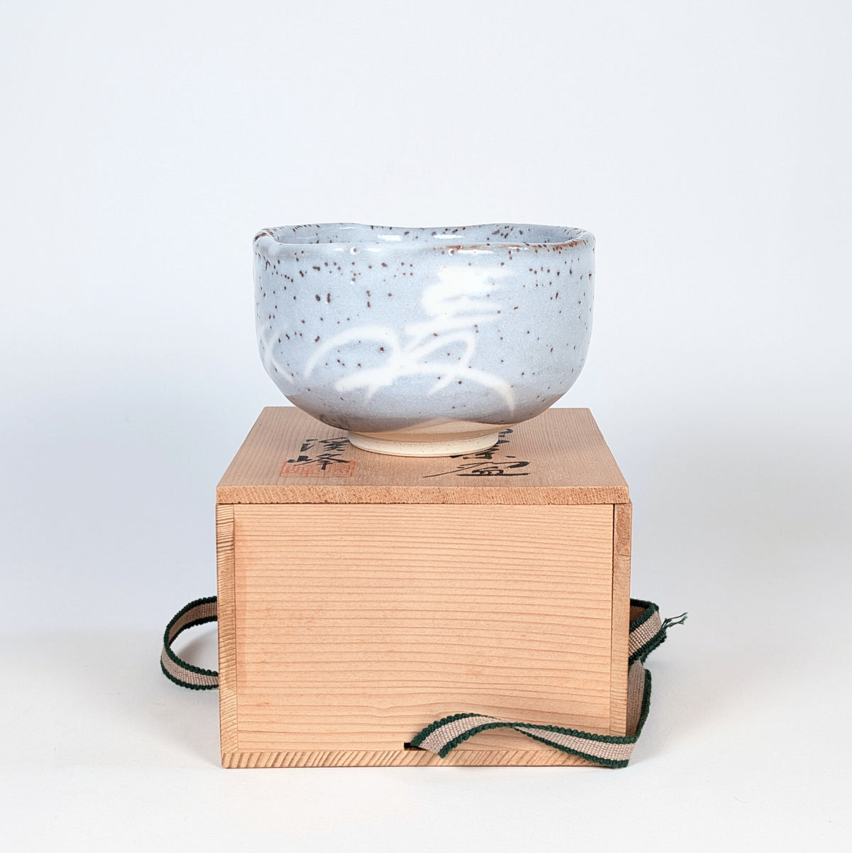 Chawan Nezumi-Shino de Tajimi présenté sur sa boîte en bois japonaise, authentique céramique artisanale de Mino.