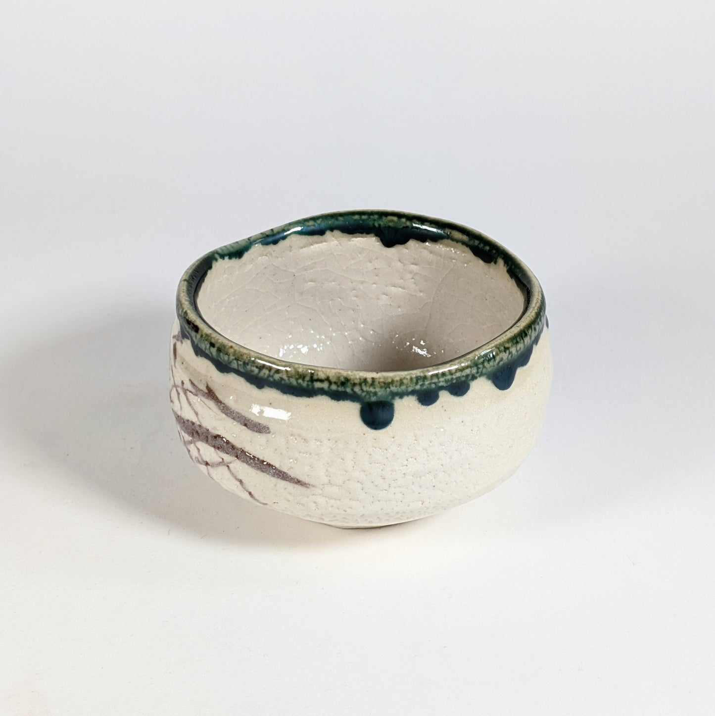 Chawan Oribe crème et vert avec décor brun abstrait, poterie japonaise artisanale pour cérémonie du thé