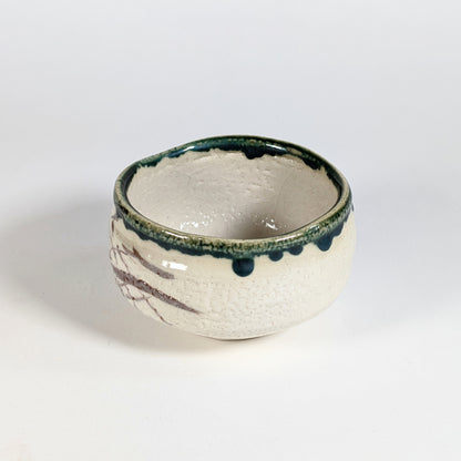 Chawan Oribe crème et vert avec décor brun abstrait, poterie japonaise artisanale pour cérémonie du thé