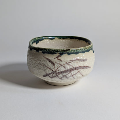 Chawan Oribe-yaki, bol matcha japonais en céramique crème avec décor brun abstrait et bord à glaçure verte