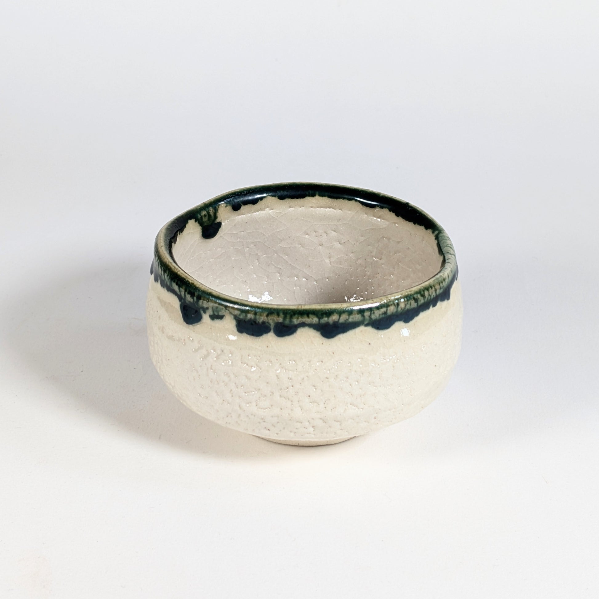 Chawan Oribe-yaki, bol matcha japonais artisanal à glaçure verte coulante sur céramique crème craquelée