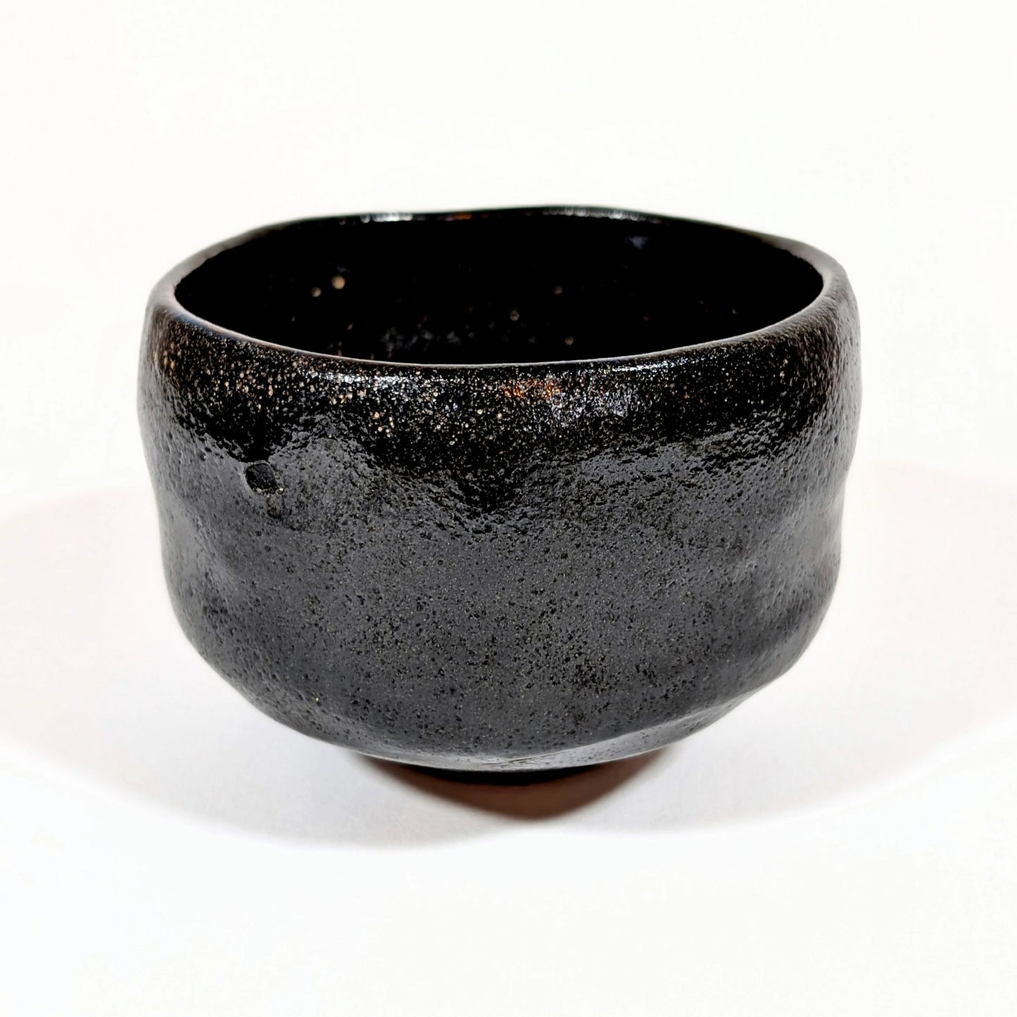 Bol à thé en raku noir fabriqué par le potier Sasaki Shoraku, style Kuro Raku traditionnel.