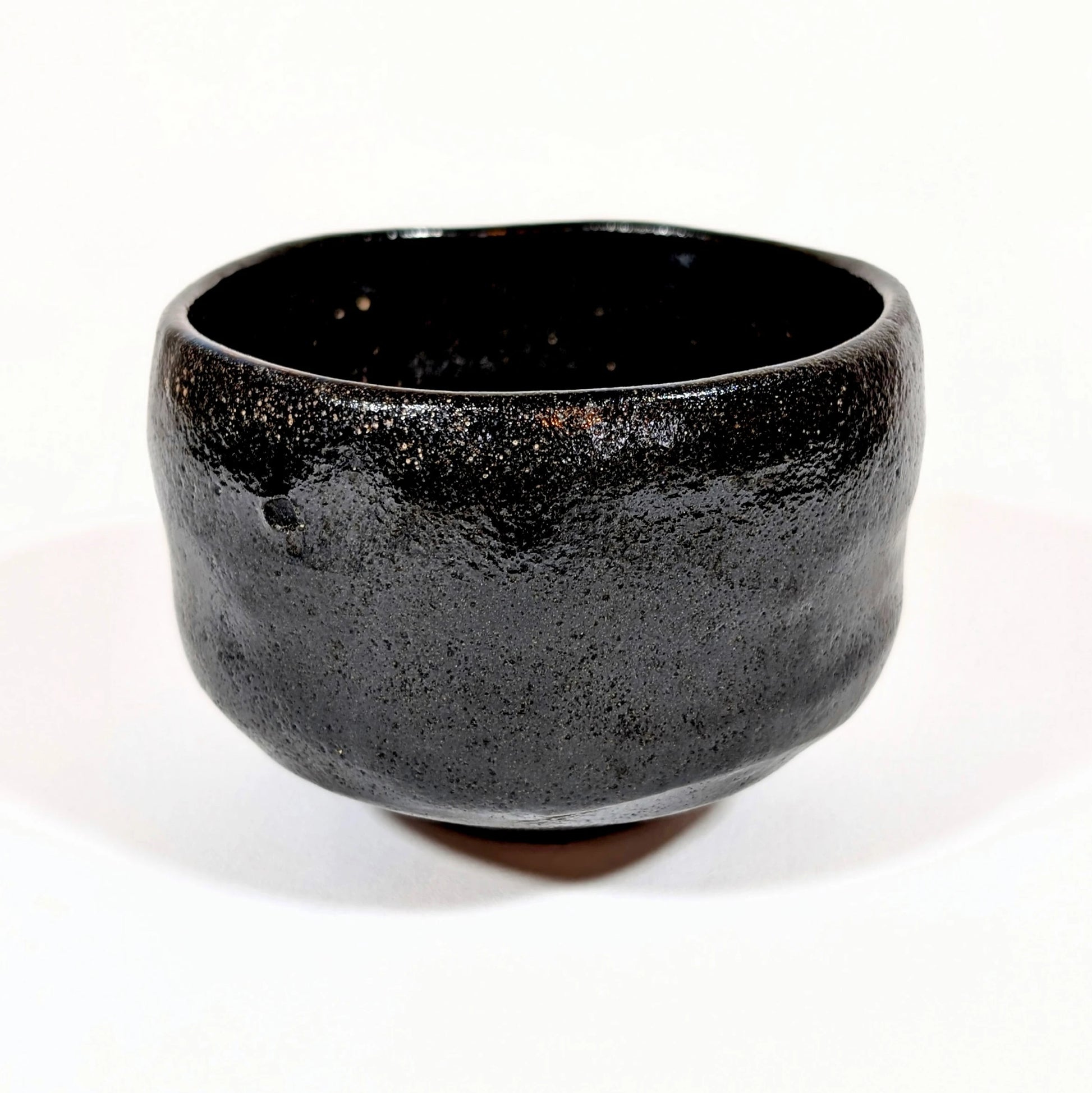 Bol à thé en raku noir fabriqué par le potier Sasaki Shoraku, style Kuro Raku traditionnel.