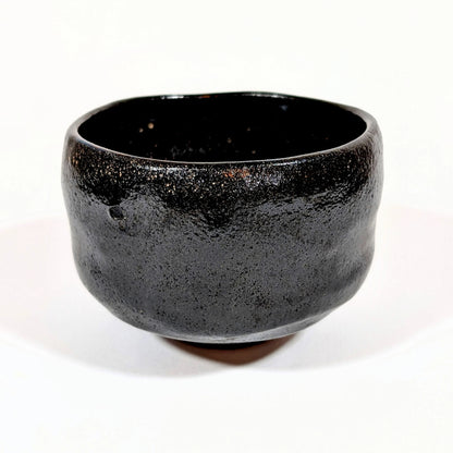 Bol à thé en raku noir fabriqué par le potier Sasaki Shoraku, style Kuro Raku traditionnel.