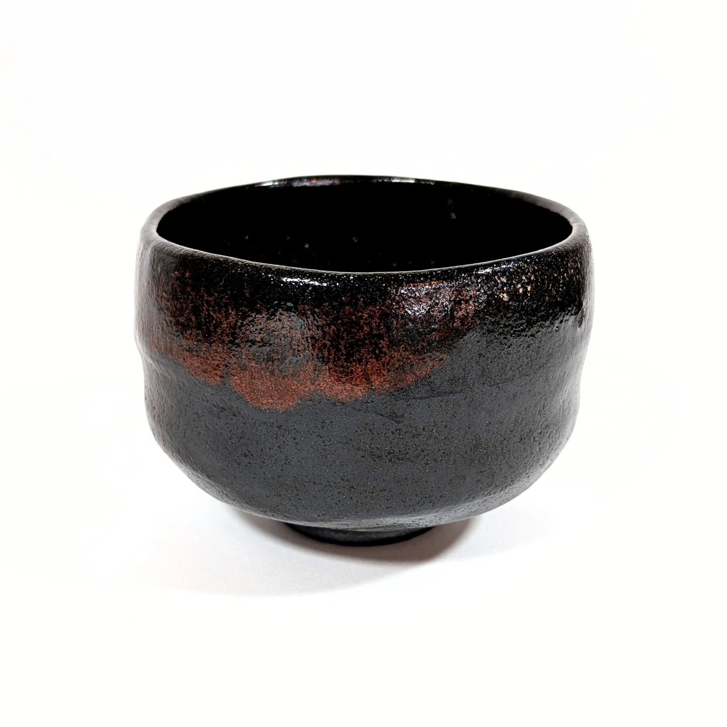 Bol à thé kuro raku aux reflets rougeâtres, réalisé par Sasaki Shoraku, artisan potier de Kyoto.