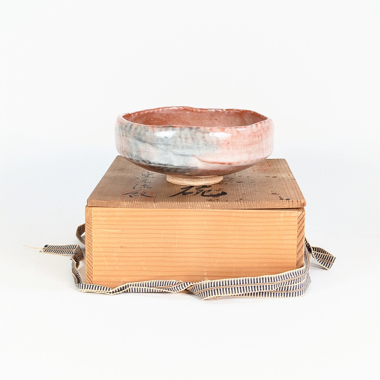 Chawan raku rose saumon pour cérémonie du thé japonaise, présenté avec sa boîte bois kiribako