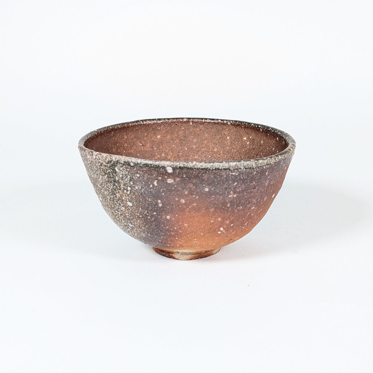 Chawan Shigaraki de Naohiko Koyama, bol à matcha japonais aux effets yōhen et aux nuances rouge brun hi-iro