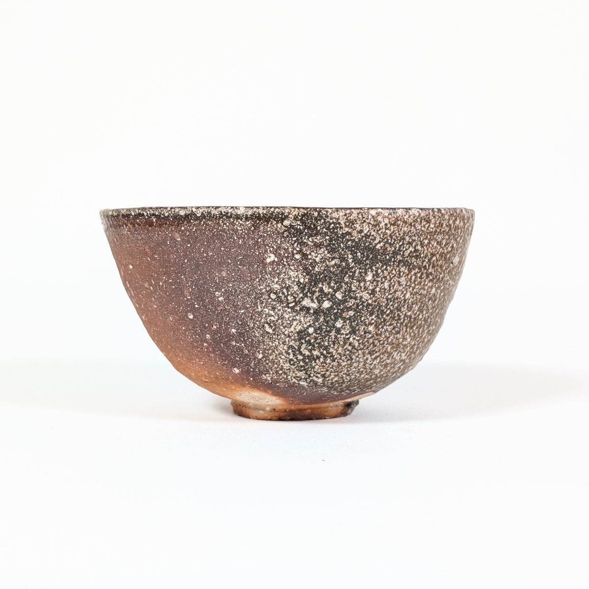 Profil du chawan Shigaraki de Naohiko Koyama montrant le paysage yōhen entre terre rouge et dépôts de cendre