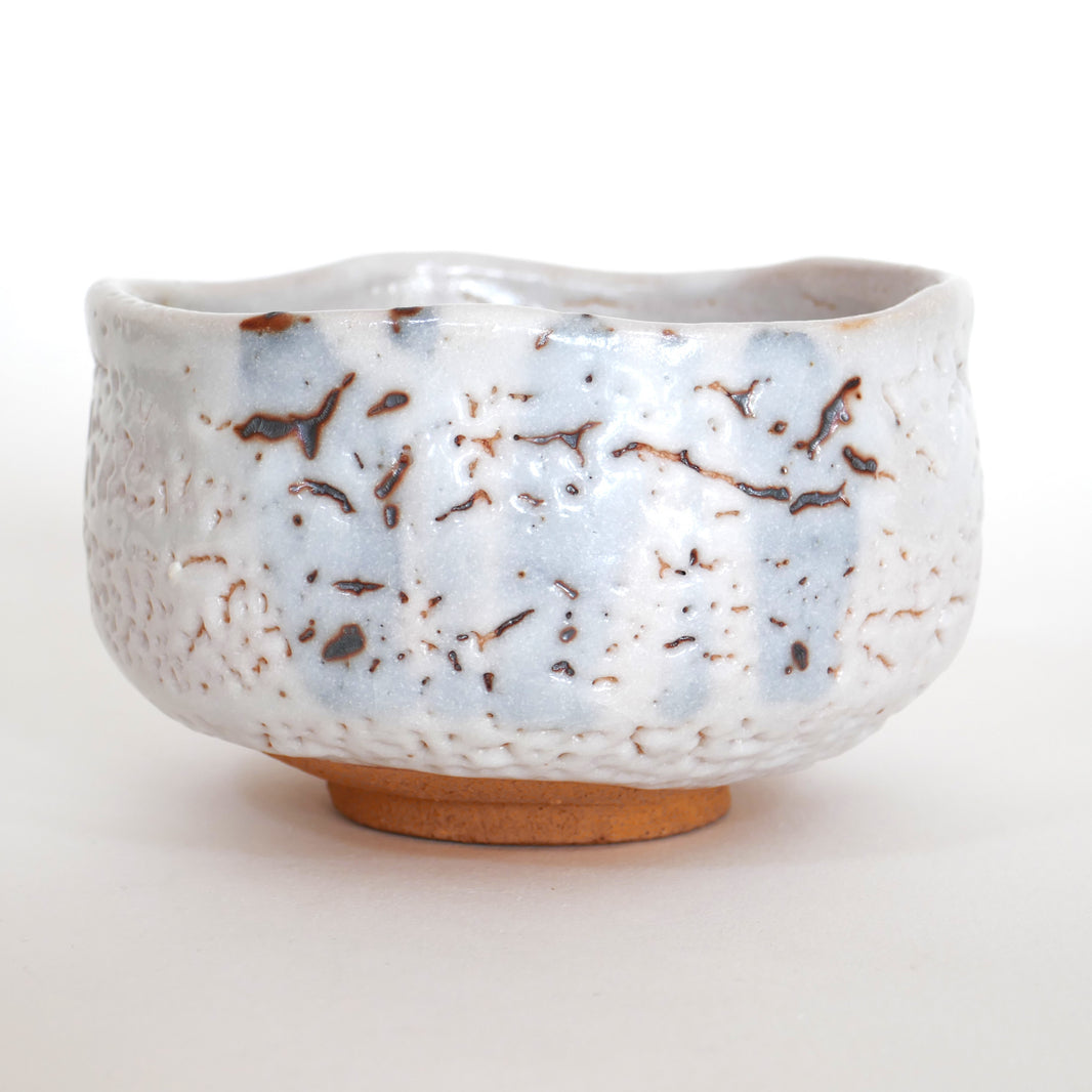 Bol à thé japonais de style Shino vu de profil, glaçure blanche typique, artisanat japonais