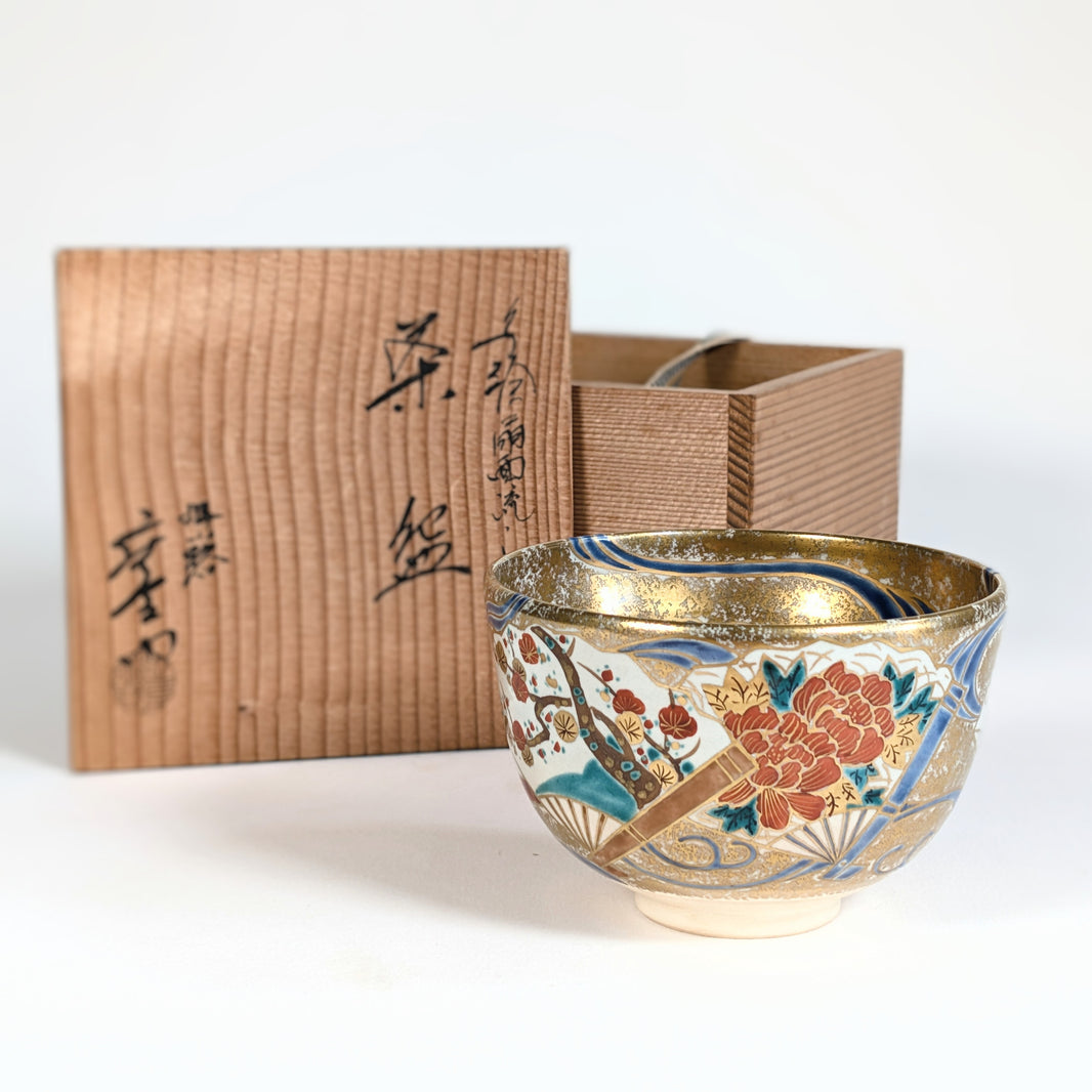 Chawan de Shōzaemon avec son tomobako, décoré d’une pivoine rouge, d’éventails senmen-nagashi et d’un riche fond doré.