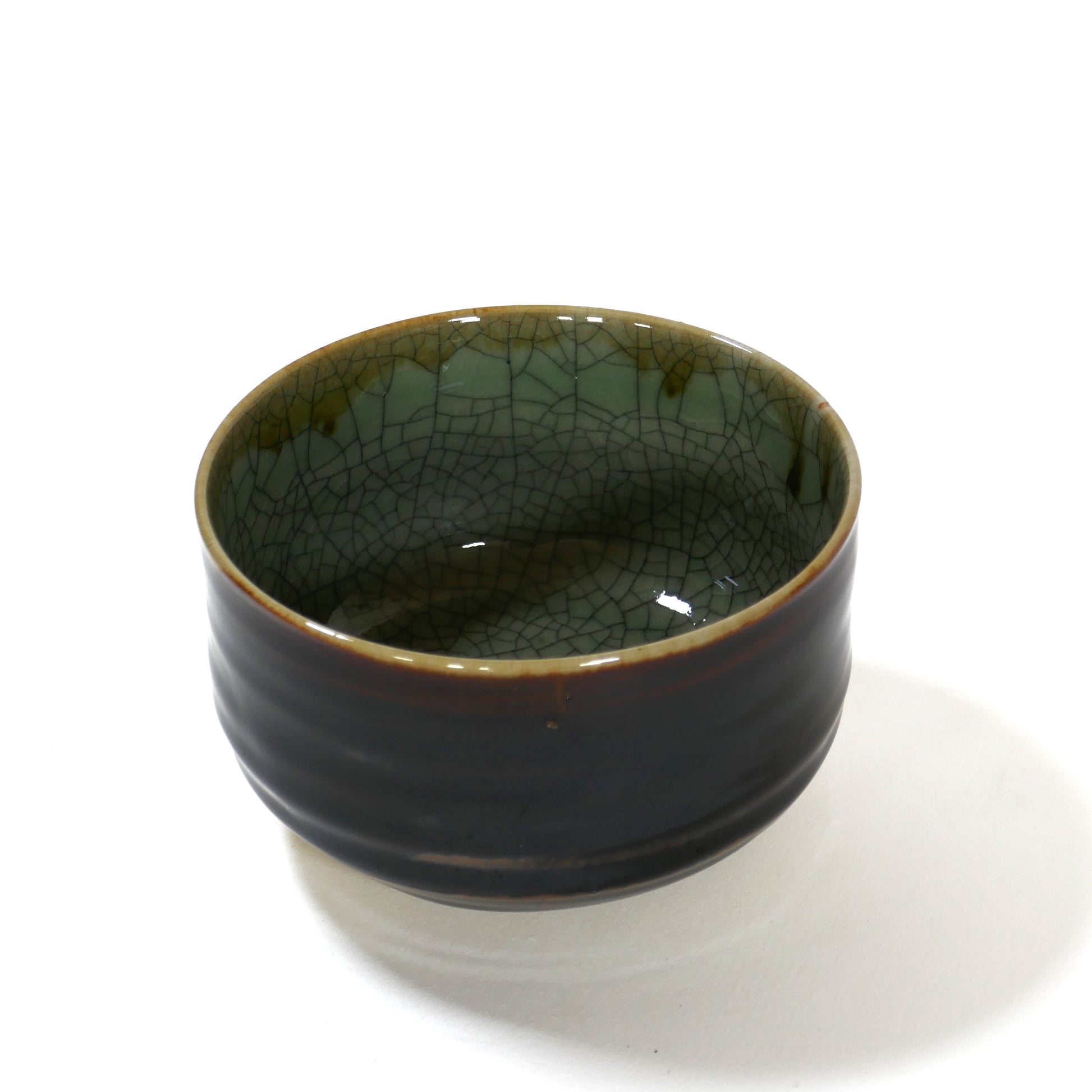 Bol à thé japonais Sōma Komayaki vu de face – glaçure noire brillante