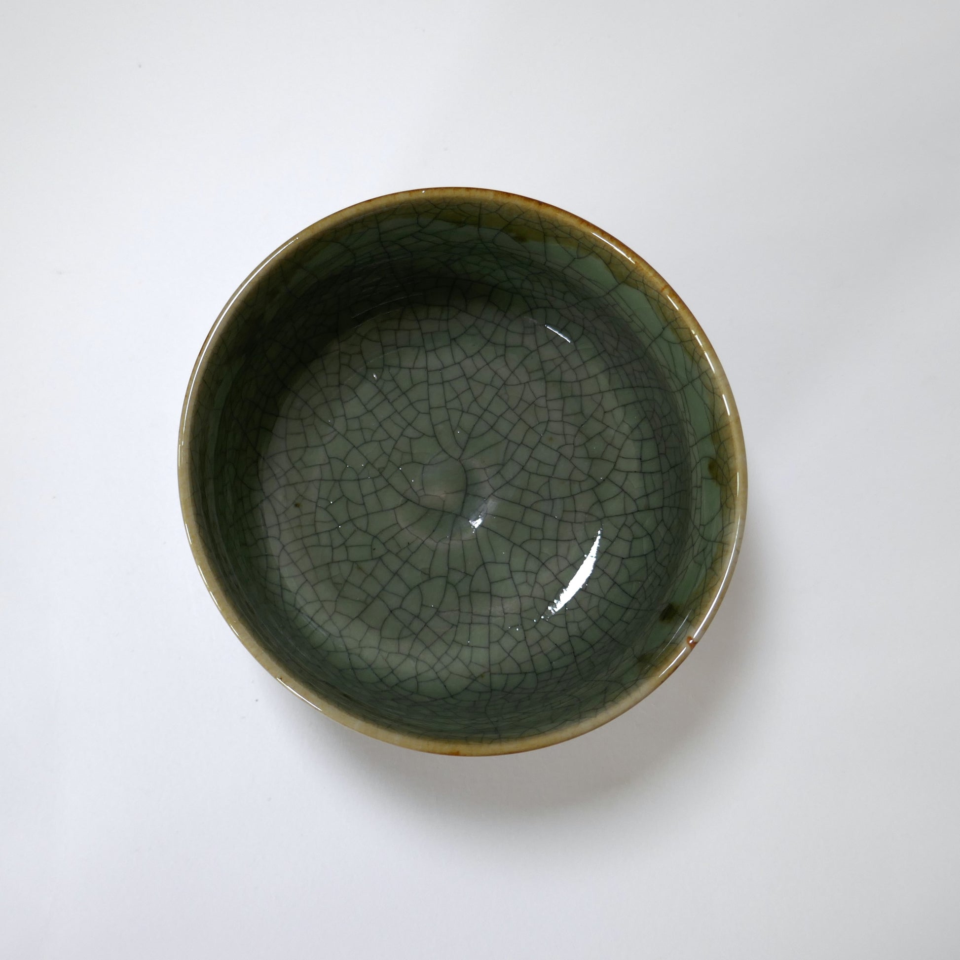 Intérieur du chawan – émail céladon avec craquelures fines (kannyū)
