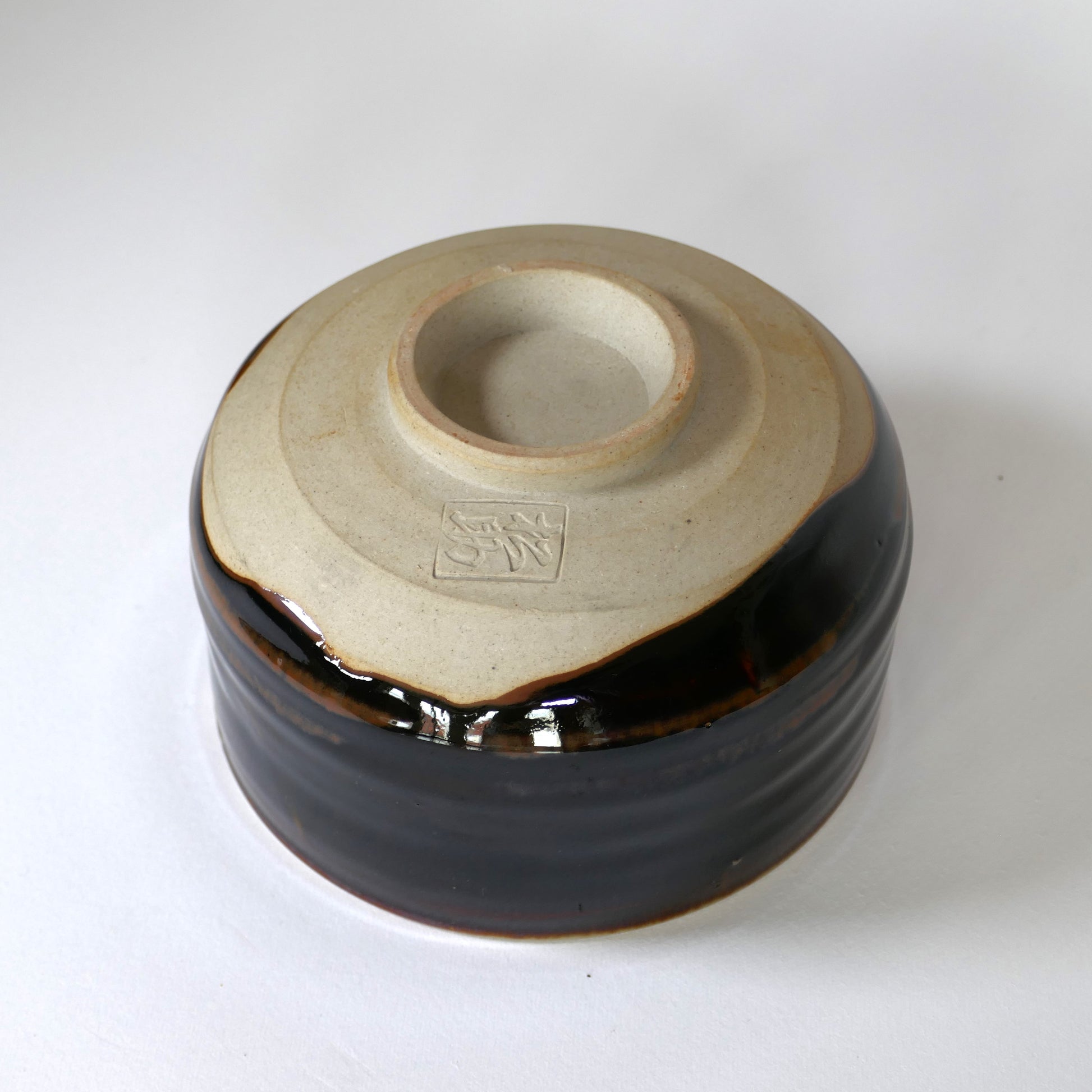 Détail du pied tourné du chawan – argile claire non émaillée