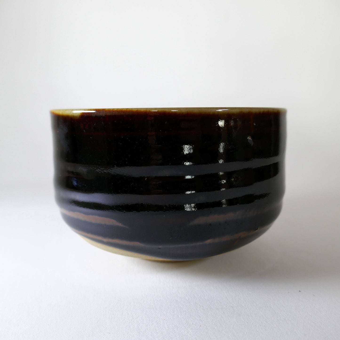 Profil du chawan Sōma Komayaki – forme cylindrique, glaçure noire