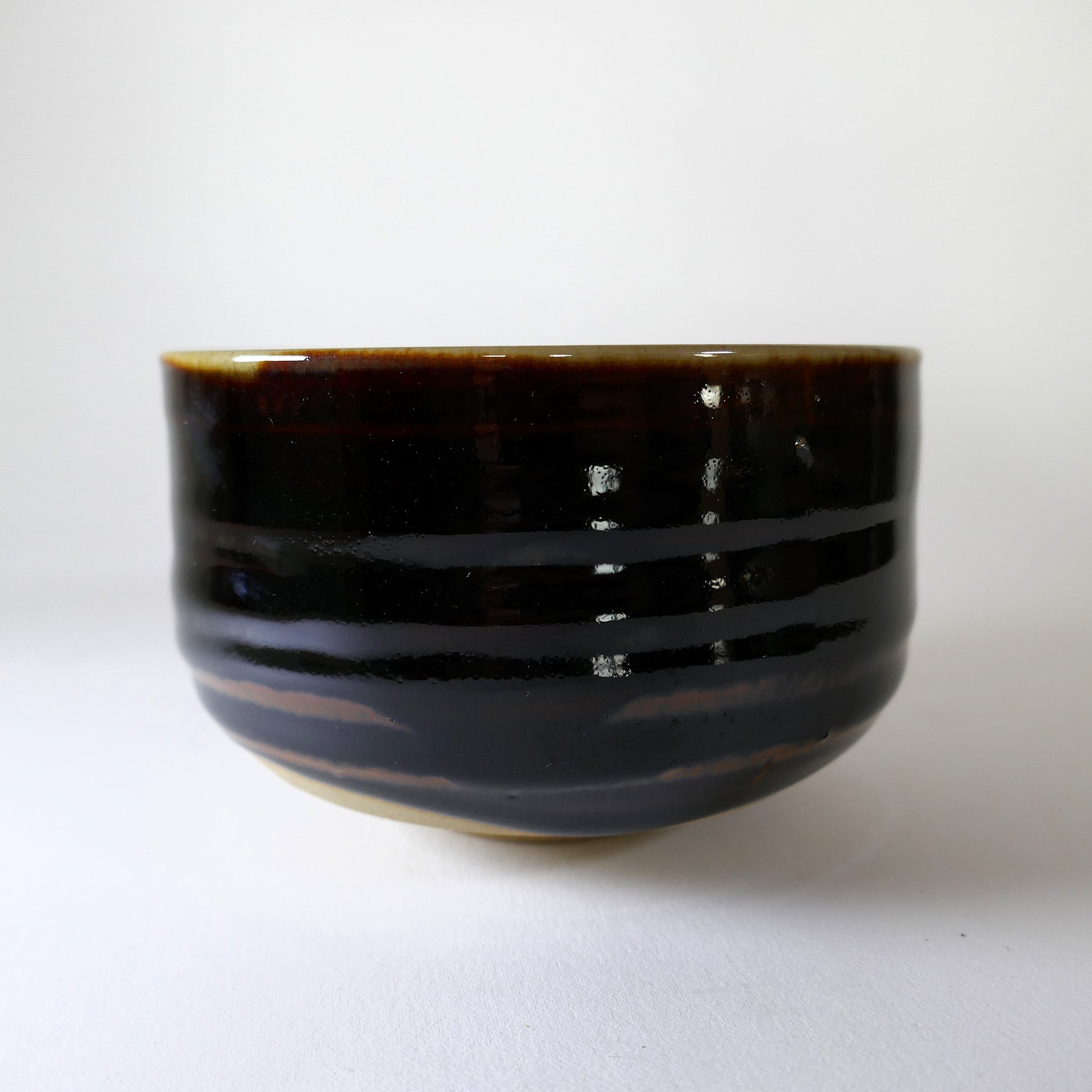 Profil du chawan Sōma Komayaki – forme cylindrique, glaçure noire
