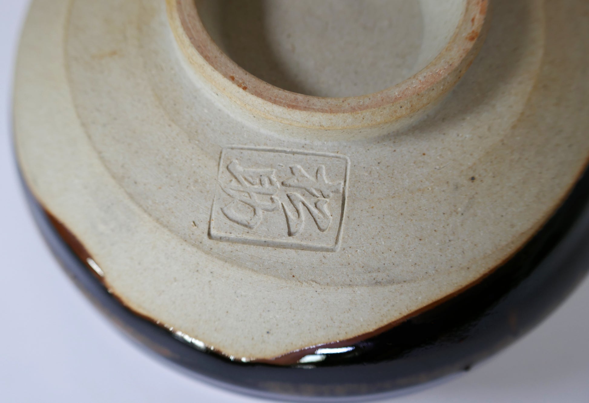 Cachet de l’artisan 松助 (Shōsuke) sous le bol